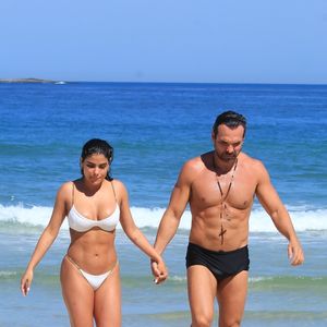 Munik Nunes aparece de mãos dadas com o novo namorado em praia do Rio