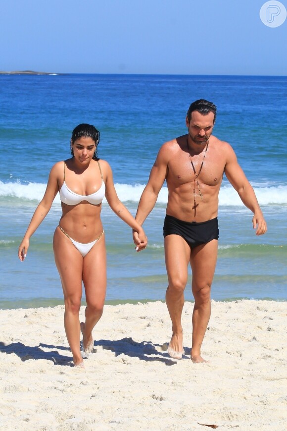 Munik Nunes aparece de mãos dadas com o novo namorado em praia do Rio