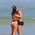 Munik Nunes e o empresário Daniel Cotrim foram flagrados se beijando em praia do Rio de Janeiro