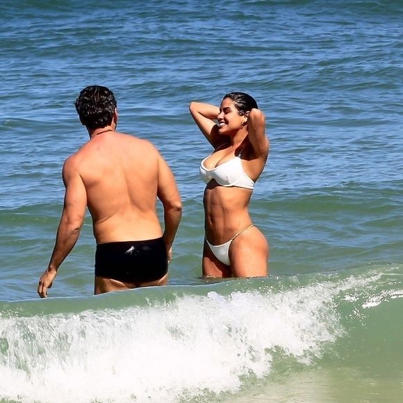 Munik Nunes e o novo namorado se refrescaram no mar