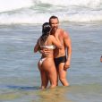 Munik Nunes e Daniel Cotrim trocaram carinhos em passeio pela praia