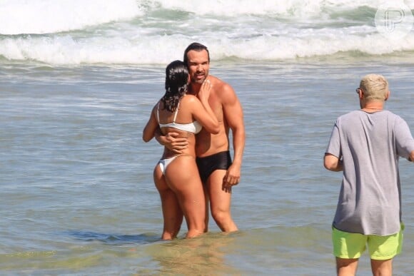 Munik Nunes e Daniel Cotrim trocaram carinhos em passeio pela praia