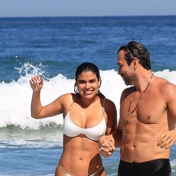 Munik Nunes e novo namorado se divertiram juntos na praia da Barra da Tijuca, no Rio de Janeiro