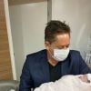 Cantor Leonardo morre de amores com filha de Virgínia Fonseca em aniversário de 58 anos: 'Presente'