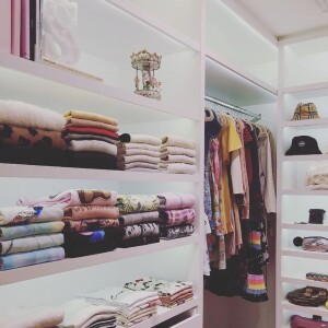 Grazi Massafera mostrou que contratou uma empresa especializada para organizar seu closet