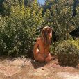 Giovanna Ewbank sempre se bronzeia de biquíni no jardim de sua casa em Portugal