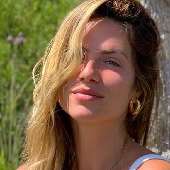 Giovanna Ewbank deixou seus seguidores babando ao posar para fotos de biquíni branco