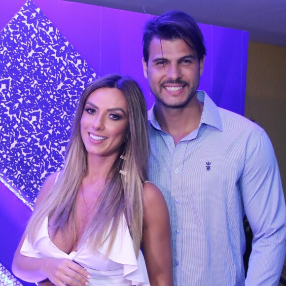 Nicole Bahls foi alertada por amigo que Marcelo Bimbi estaria flertando com pessoa próxima ao casal