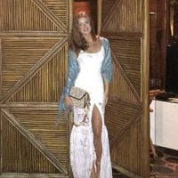 Marina Ruy Barbosa escolhe vestido com fenda para jantar em Trancoso