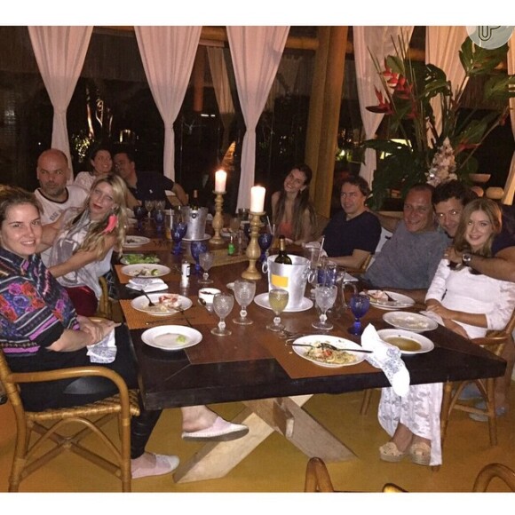 Marina Ruy Barbosa janta com amigos em Trancoso, na Bahia