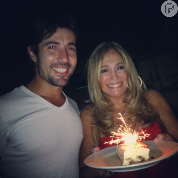 Susana Vieira comemora aniversário do namorado, Sandro Pedroso, em restaurante com familiares e amigos como Arlete Salles, em 10 de março de 2013