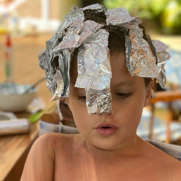 Neto de Ana Maria Braga aparece pintando o cabelo e encanta avó e web