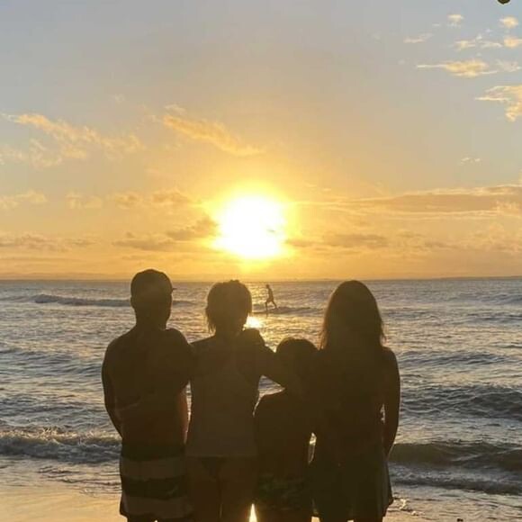 Ana Maria Braga curte férias na Bahia com filho, Pedro Maffei, de 37 anos, nora e neto, Bento, de 9 anos
