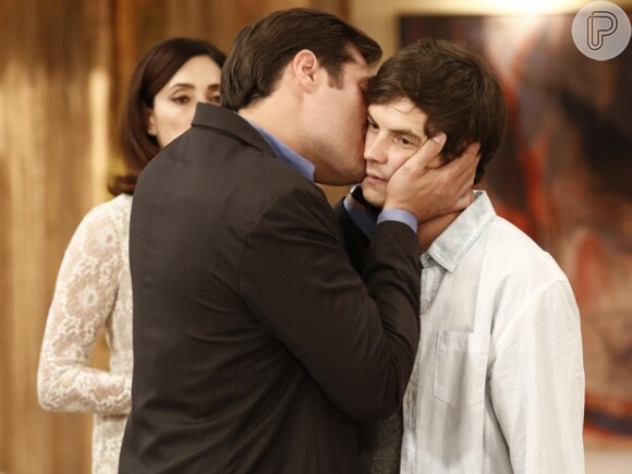 Marcos (Thiago Lacerda) finge que aceita o amor de Caíque (Sergio Guizé) e Laura (Nathalia Dill), em 'Alto Astral'