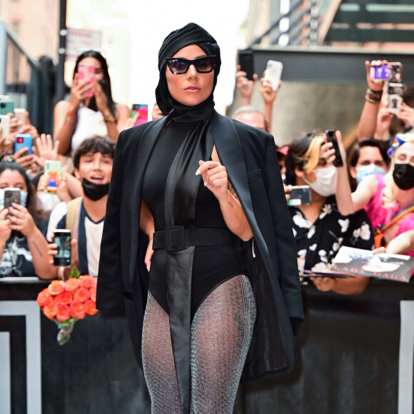 Mix de textura da cabeça aos pés em look de Lady Gaga