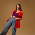 Mileide Mihaile combina blazer vermelho com jeans em look