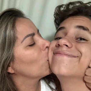Morte do filho adolescente abalou a cantora Walkyria Santos