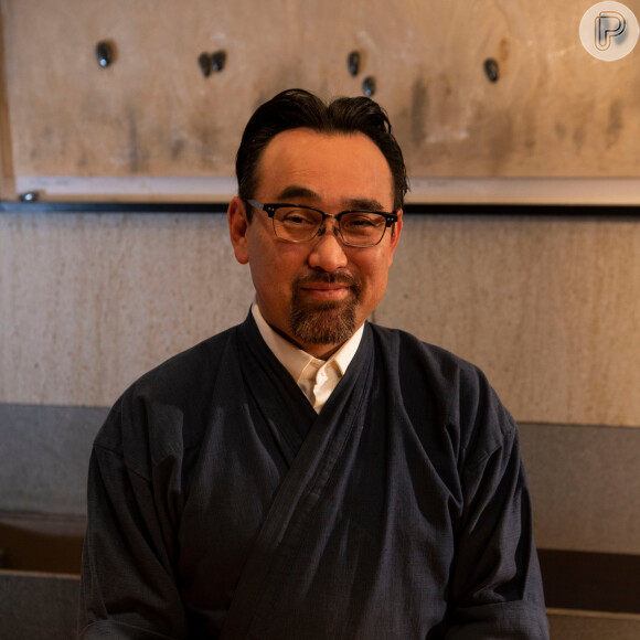 O chef Jun Sakamoto ensina a culinária japonesa em curso