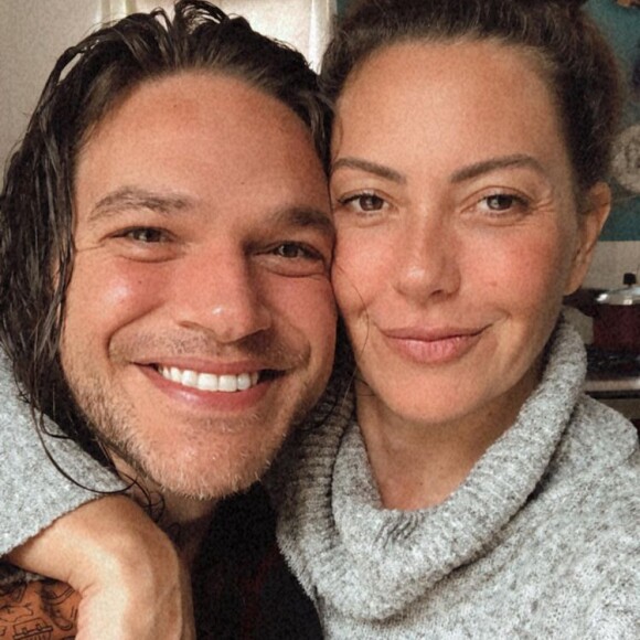 Fabiula Nascimento e Emilio Dantas anunciaram gravidez de gêmeos na manhã deste domingo (08): 'Feliz dia dos pais'