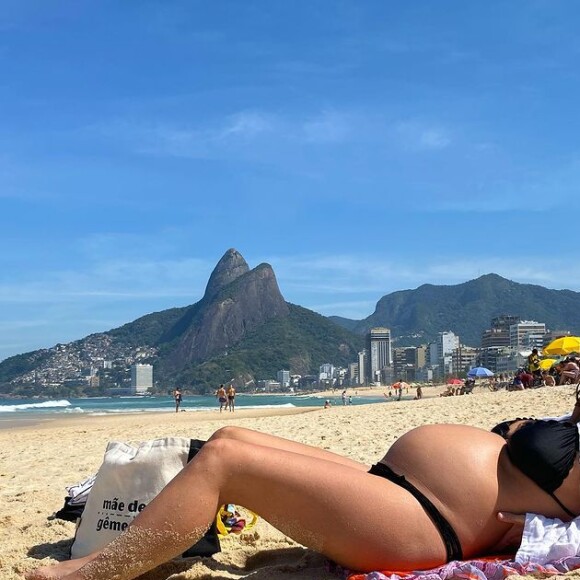 Nanda Costa curte dia na praia depois de 6 meses sem sair