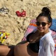 Nanda Costa vai à praia no Rio pela primeira vez desde que engravidou: 'Levamos a barriga para mergulhar'