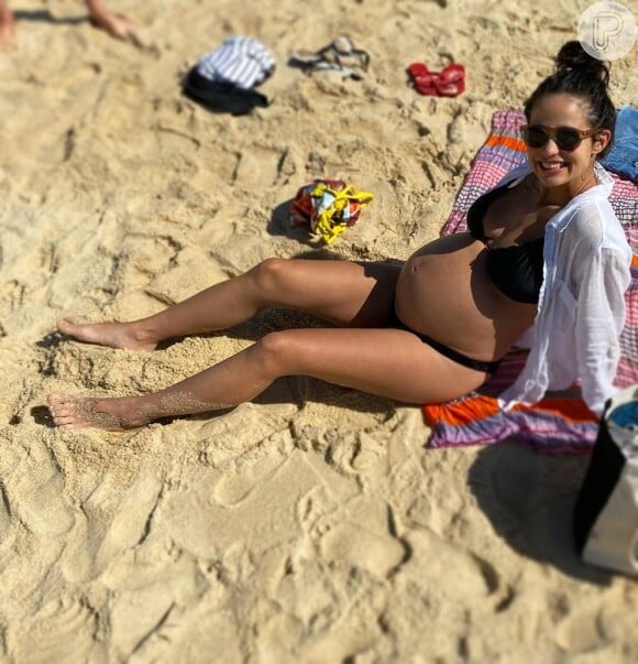 Nanda Costa vai à praia no Rio pela primeira vez desde que engravidou: 'Levamos a barriga para mergulhar'