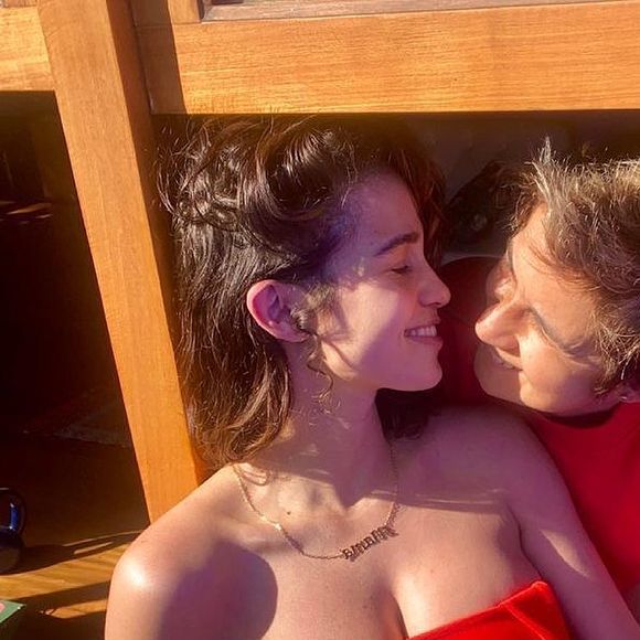 Fabiula Nascimento, que também está grávida de gêmeos, exaltou passeio de Nanda Costa e Lan Lanh na praia do Rio: 'Gostosurinhas da Tia Biula!'