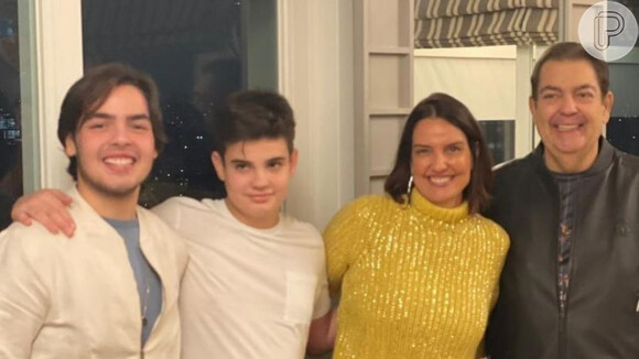 Mulher de Faustão, Luciana Cardoso apareceu em foto com uma amiga e o filho em Miami, Flória, nos EUA, indicando que o apresentador passa recesso na cidade