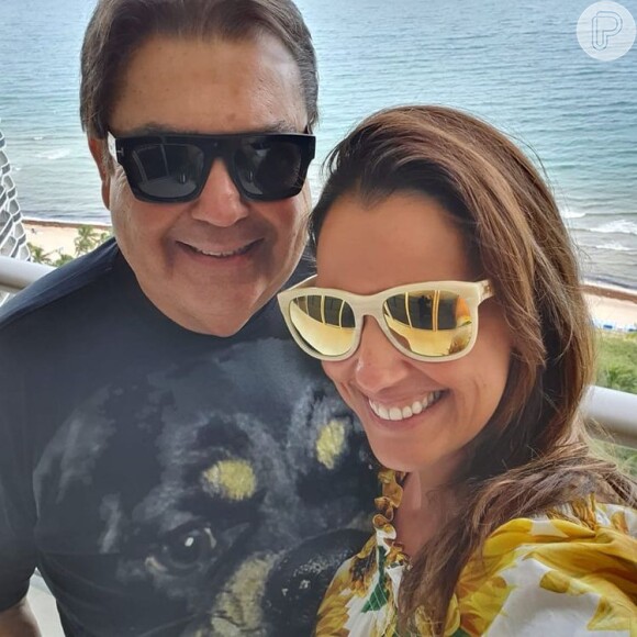 Mulher de Faustão, Luciana Cardoso está em Miami com o filho do apresentador, indicando que Fausto pode estar passando tempo em seu apartamento do local, após saída antecipada da Globo