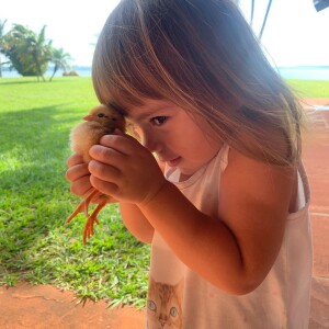 Zoe tem dois anos e começou na escolinha nesta terça (10)