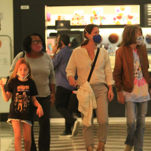 Filhos de Thiago Lacerda e Vanessa Lóes, Gael e Pilar passeiam com a mãe. Fotos!
