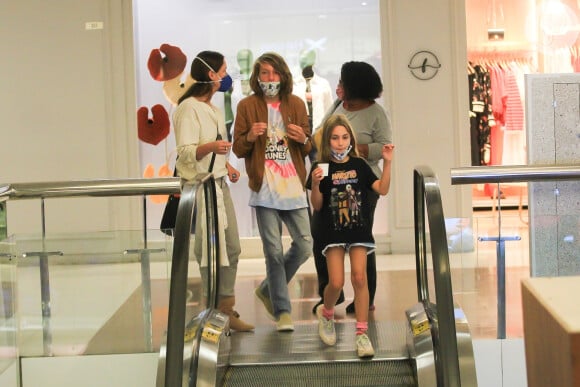 Vanessa Lóes levou os filhos Gael e Pilar em shopping