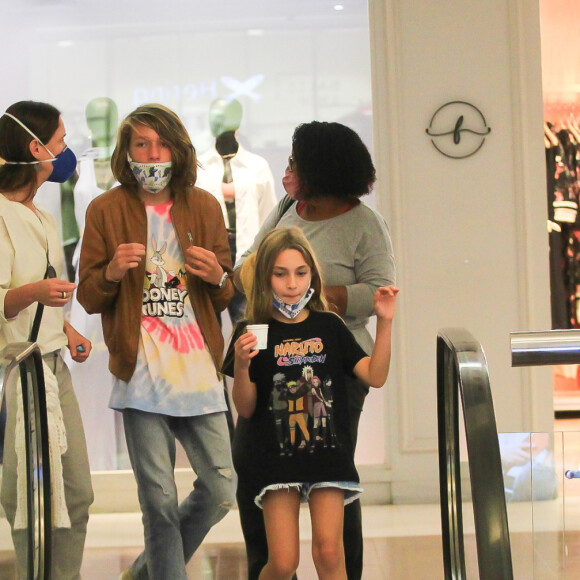 Vanessa Lóes levou os filhos Gael e Pilar em shopping
