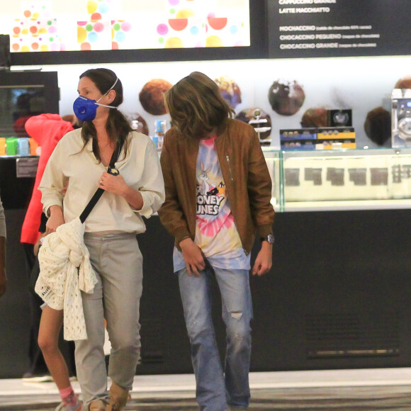Vanessa Lóes foi fotografada com Gael e Pilar, filhos dela e do ator Tiago Lacerda