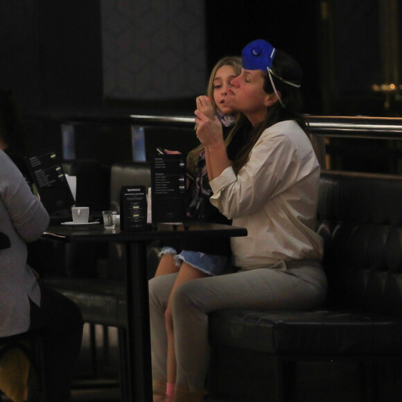 Vanessa Lóes fez lanche em shopping na companhia dos filhos Gael e Pilar