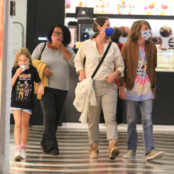 Filhos de Thiago Lacerda e Vanessa Lóes, Gael e Pilar roubaram a cena em passeio