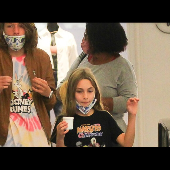 Filha caçula de Thiago Lacerda passeia com irmão e a mãe