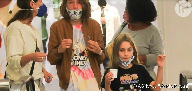 Filha caçula de Thiago Lacerda passeia com irmão e a mãe