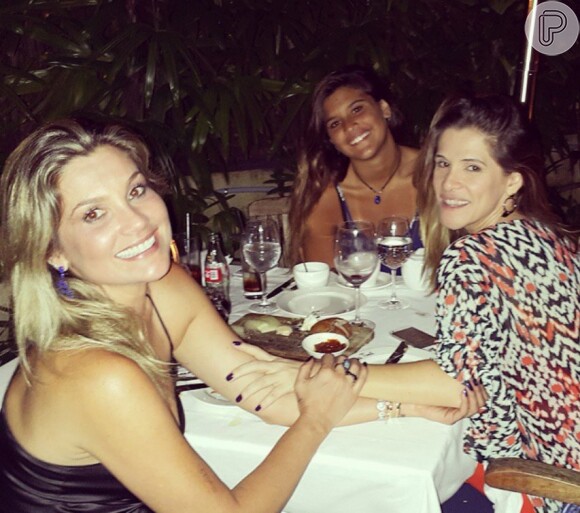 Flávia Alessandra janta com Giulia Costa e Ingrid Guimarães em Miami, nos Estados Unidos, em 23 de novembro de 2014: 'Básico'