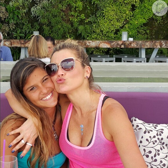 Flávia Alessandra e Giulia Costa posam juntas em Miami Beach durante viagem