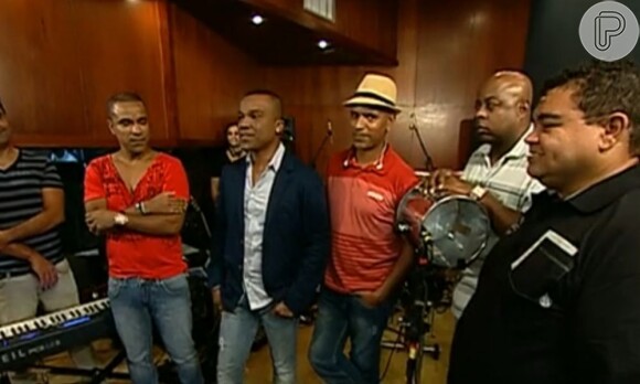 Alexandre Pires anuncia sua volta ao Só Pra Contrariar, no programa 'Fantástico', da TV Globo, em 10 de março de 2013