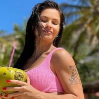 Andressa Suita posa de biquíni em férias e corpo agita a web: 'Chora nessa barriga'