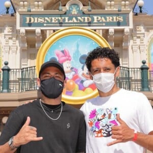 Neymar passeou pela Disney ao lado de amigos e do filho