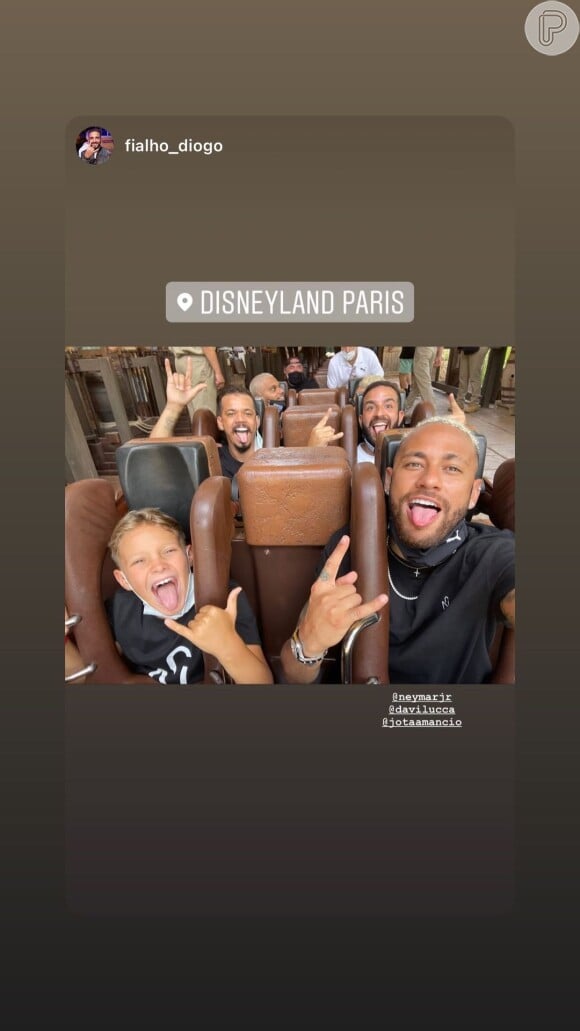 Cliques dos amigos de Neymar mostra o jogador na montanha russa ao lado do filho