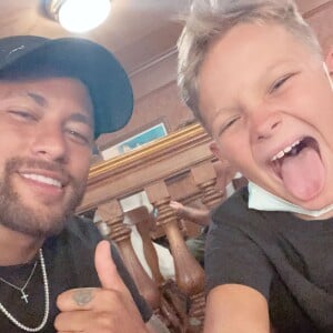 Neymar levou o filho para a Disney de Paris, mas não postou fotos com Bruna