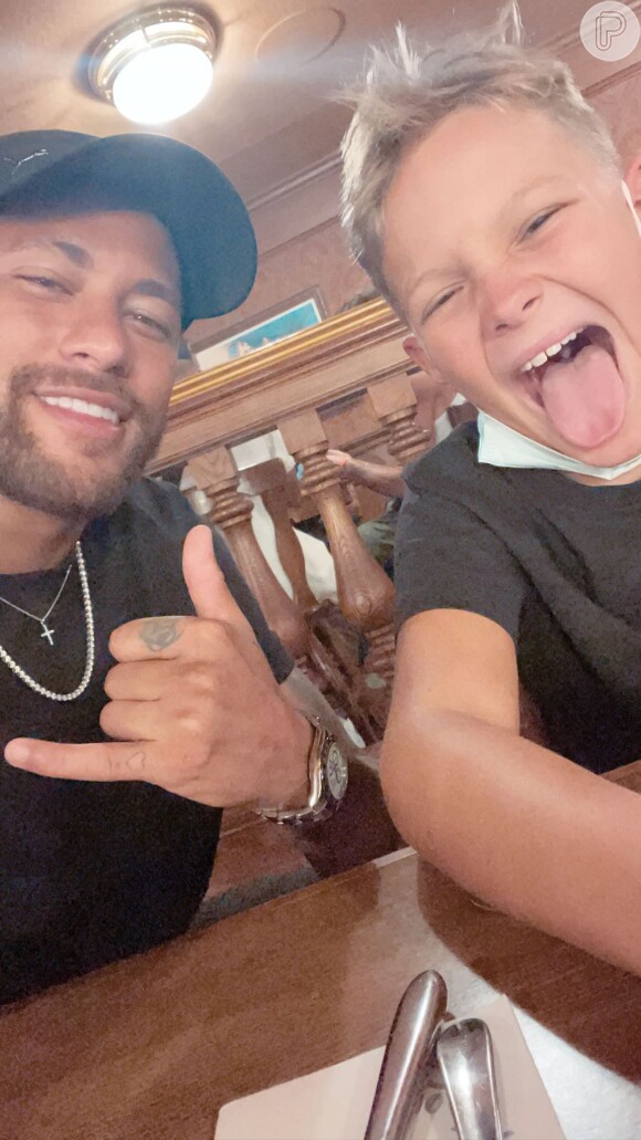 Neymar levou o filho para a Disney de Paris, mas não postou fotos com Bruna