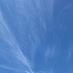 Bruna Biancardi fotografou o céu azul sobre o parque, que é reconhecível por causa das lojas de presente