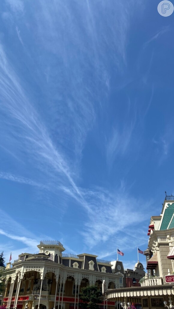 Bruna Biancardi fotografou o céu azul sobre o parque, que é reconhecível por causa das lojas de presente