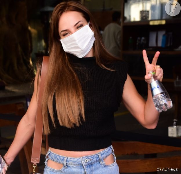 Gabi Martins usou calça jeans sem bolso que exibe parte do quadril
