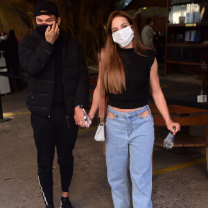 Gabi Martins usou calça jeans com recortes vazados nos bolsos